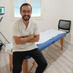 Photo d’une séance d’ostéopathie en entreprise chez Veyret Techniques Découpe, un programme QVT dans le cadre de nos actions RSE pour le bien-être des employés.