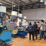 Photo de la visite de l'entreprise VTD lors de la Semaine de l'Industrie 2023 par des collégiens et lycéens, découvrant l'usinage, l'outillage et la découpe industrielle.