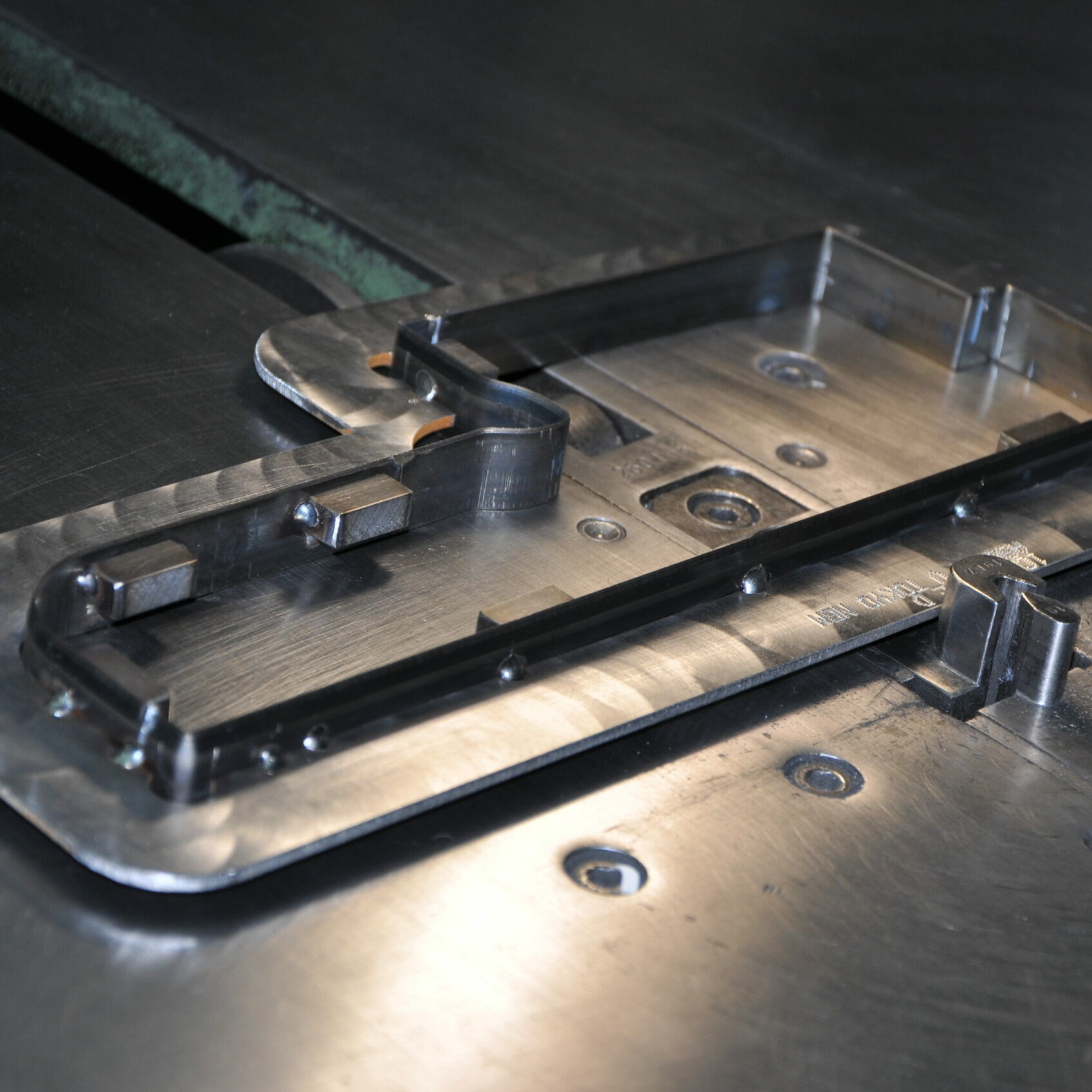 Photo présentant les outils mécano-soudés VTD, offrant des solutions sur-mesure pour la découpe de pièces, lames et formes, grâce à une expertise en fabrication de haute précision.