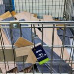 Photo de la collecte des déchets RSE avec Gerflor, une action environnementale mise en œuvre par Veyret Techniques Découpe pour réduire l'impact écologique de la production.