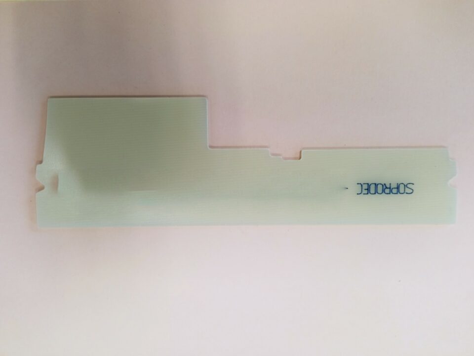 Gabarit fibre de verre sur mesure, parfaitement adapté pour une découpe précise et efficace de fibre de verre.