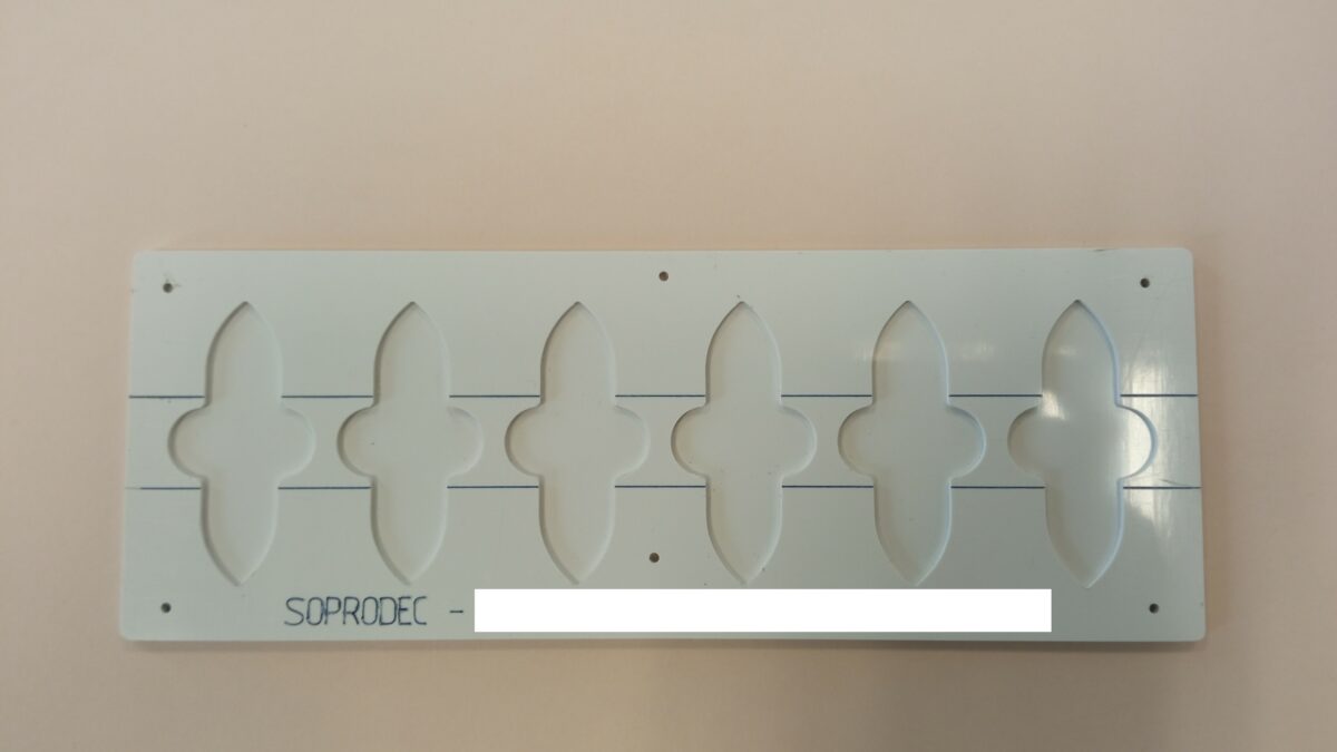 Gabarit en PVC et fibre de verre pour découpe industrielle précise et sur-mesure.