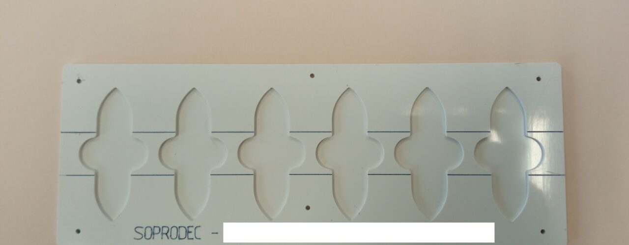 Gabarit en PVC et fibre de verre pour découpe industrielle précise et sur-mesure.