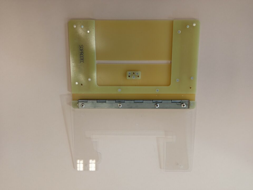 Gabarit fibre de verre, garantissant une découpe nette et résistante, idéale pour les matériaux en fibre de verre.