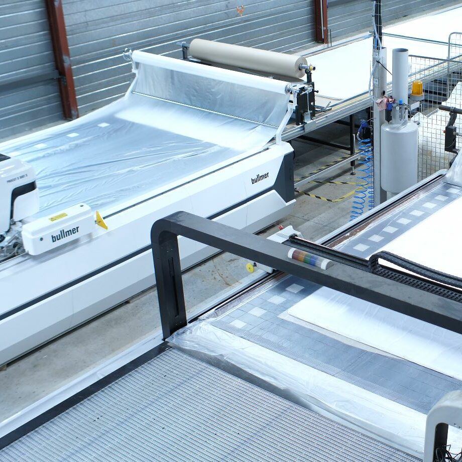 Machine Bullmer en action pour la découpe de matériaux souples chez VTD, offrant précision et rapidité.
