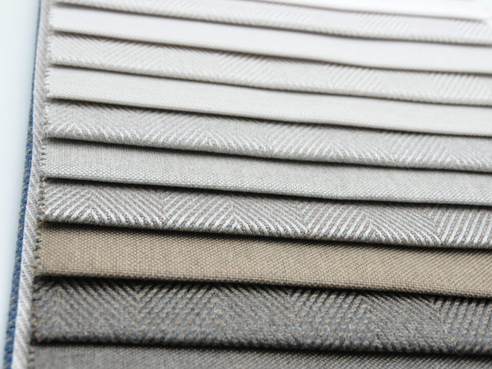 Échantillonnage de cuir et tissu pour nuanciers et prototypes personnalisés.