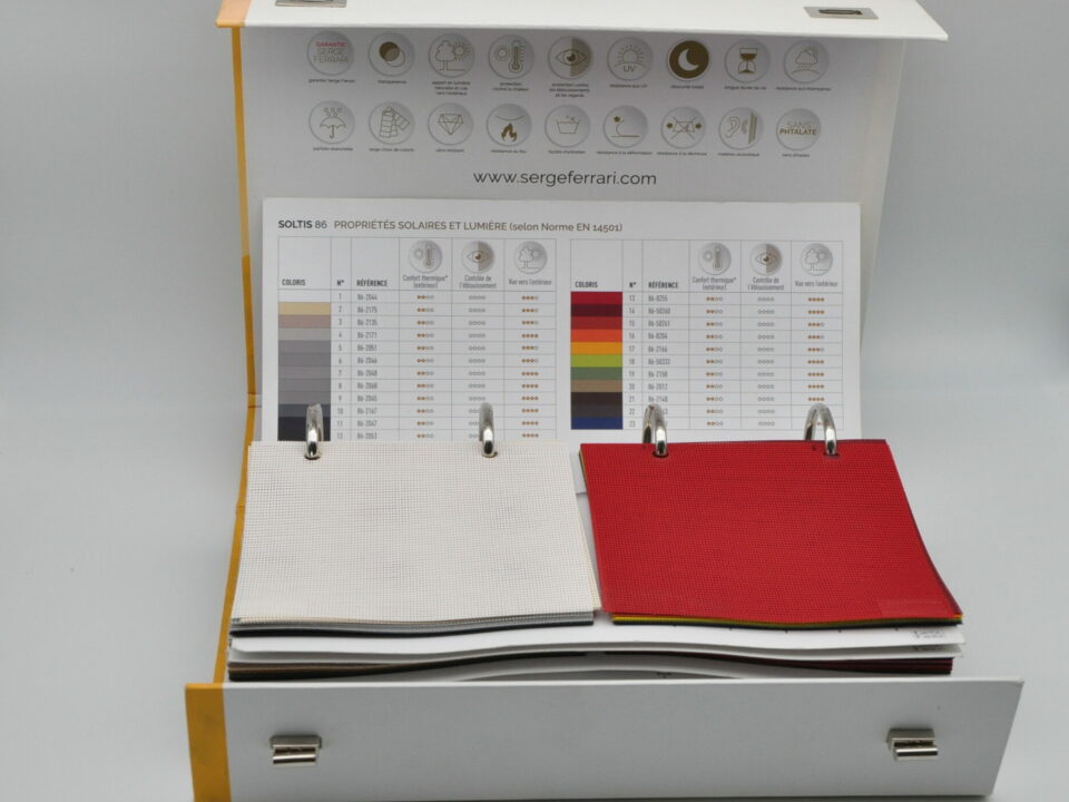 Échantillonnage organisé dans des valisettes personnalisées pour nuanciers et prototypes.