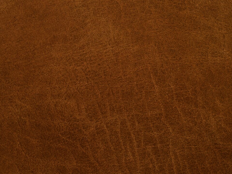 Découpe et échantillonnage de cuir pour la création de nuanciers et prototypes sur mesure.