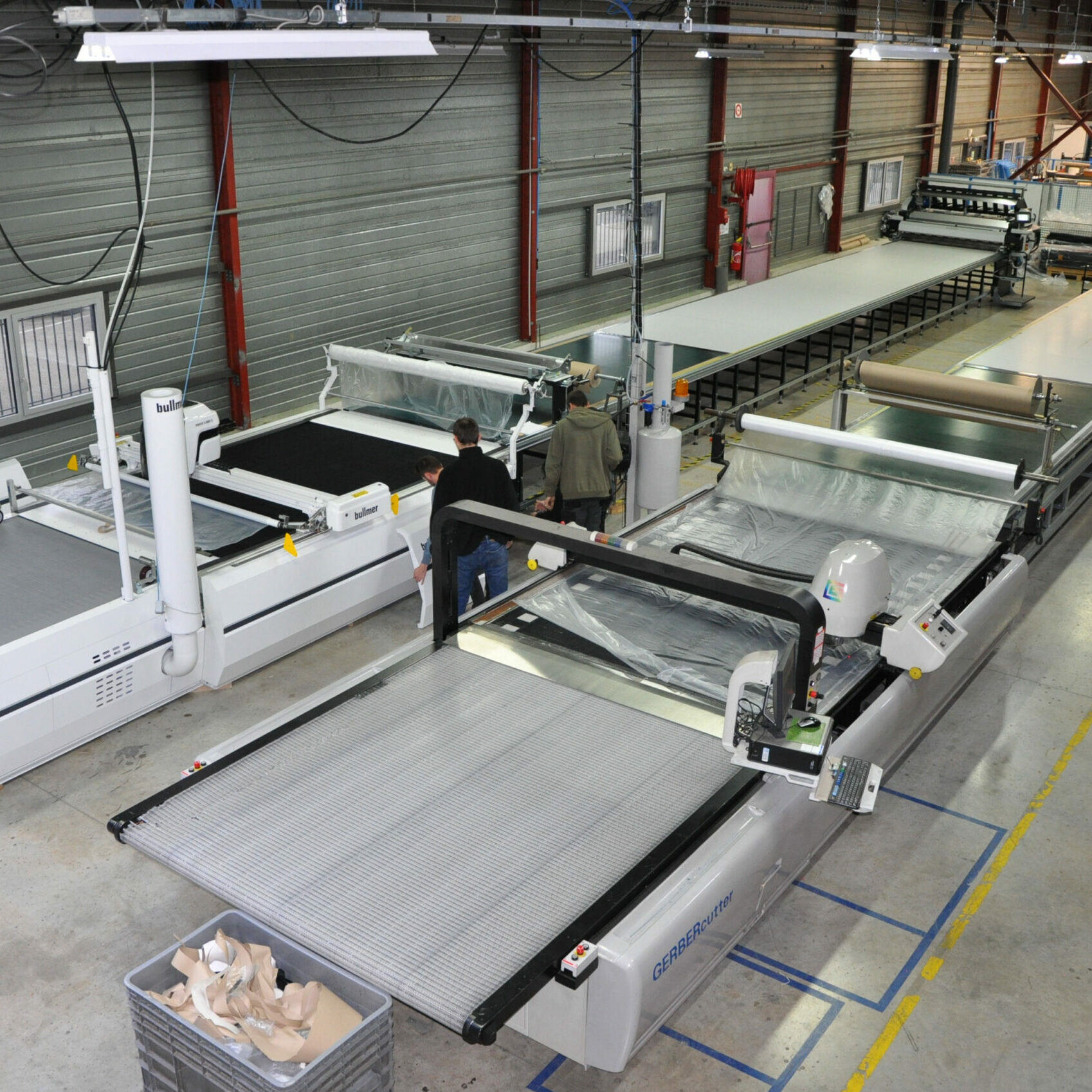 Ligne de matelassage de précision chez VTD pour des applications dans la maroquinerie, textile et ameublement.