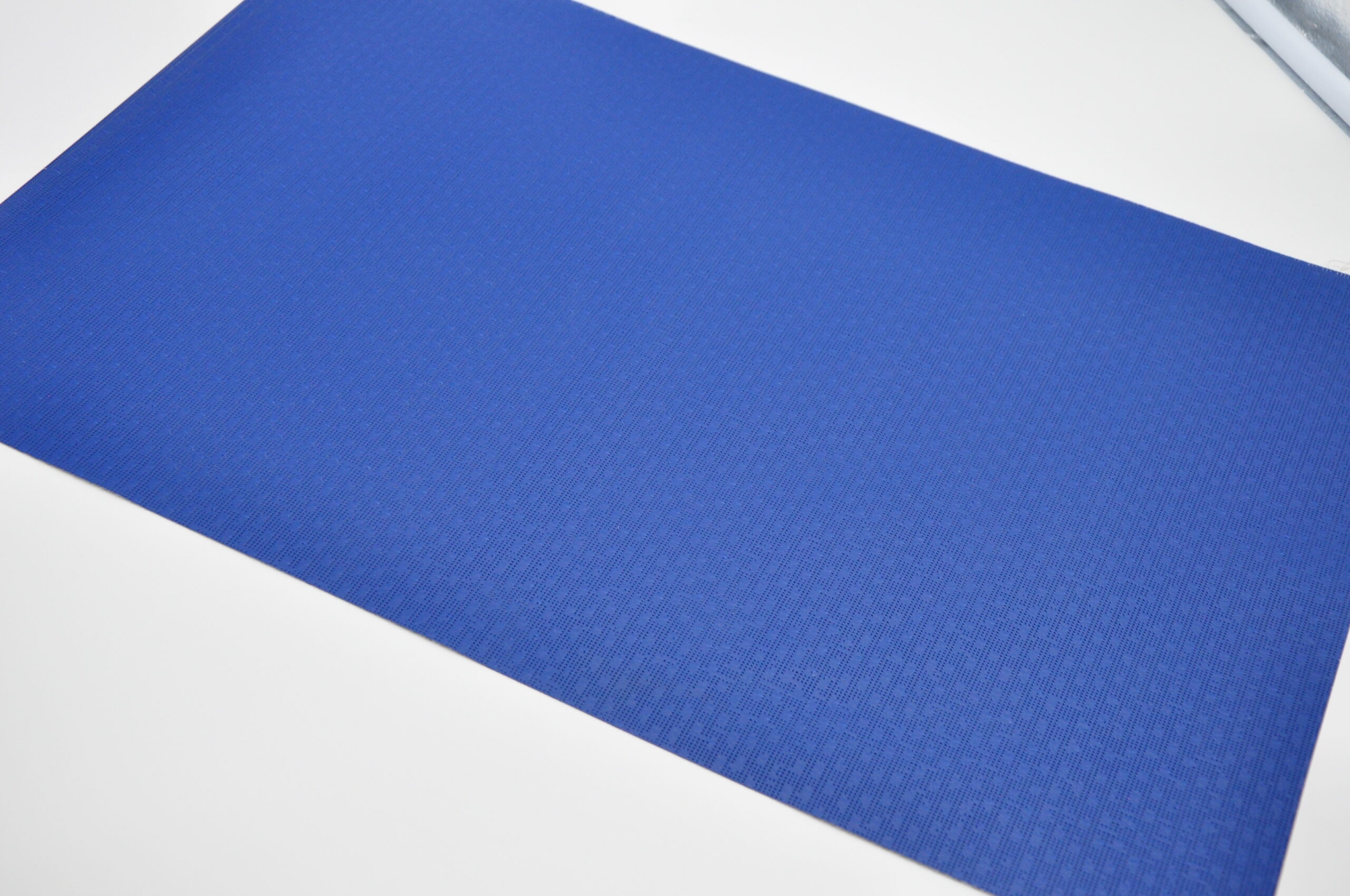 Découpe sur mesure de toile de store pour stores extérieurs et intérieurs, garantissant qualité et précision.