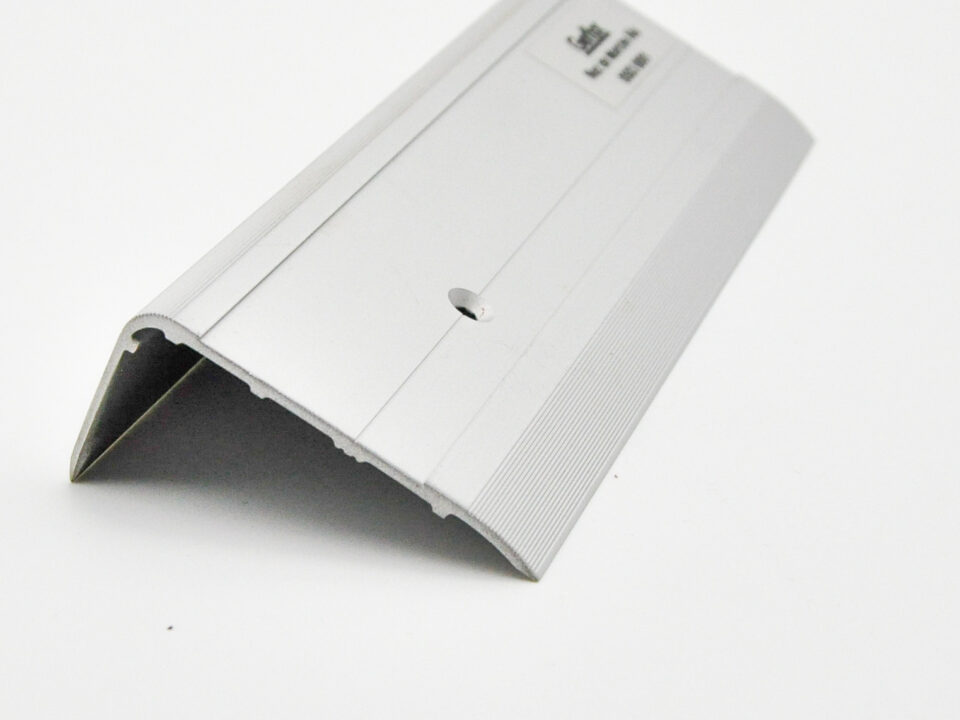 Nuancier plinthes en aluminium avec échantillons découpés, pour une présentation professionnelle destinée aux revendeurs.