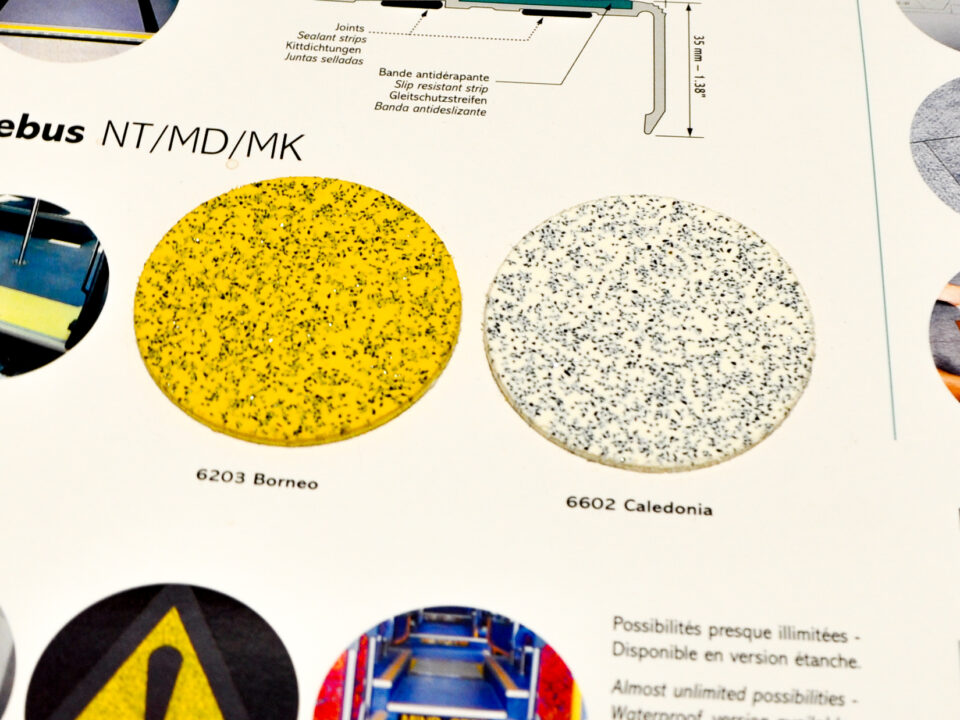 Catalogue nuancier avec échantillons de couleurs et matériaux pour projets personnalisés dans divers secteurs.
