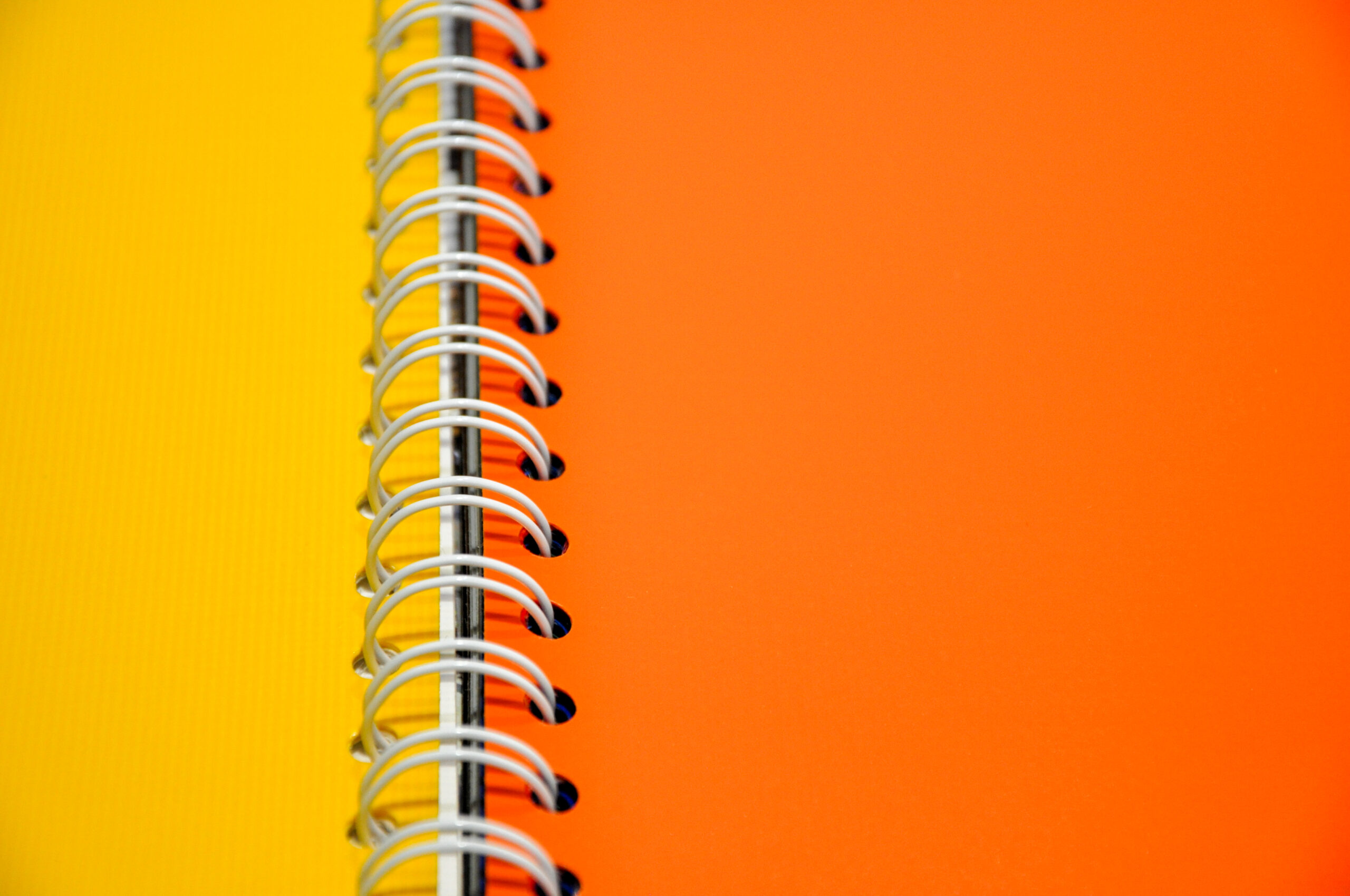 Classeur relié nuancier avec échantillons de matériaux et couleurs, conçu pour une organisation optimale des projets personnalisés.