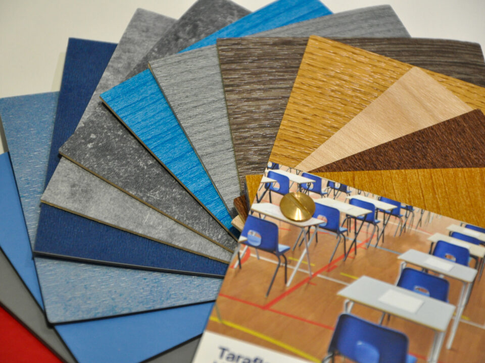 Nuancier de plaques de sols Gerflor, présentant des échantillons de revêtements pour projets de construction ou rénovation.