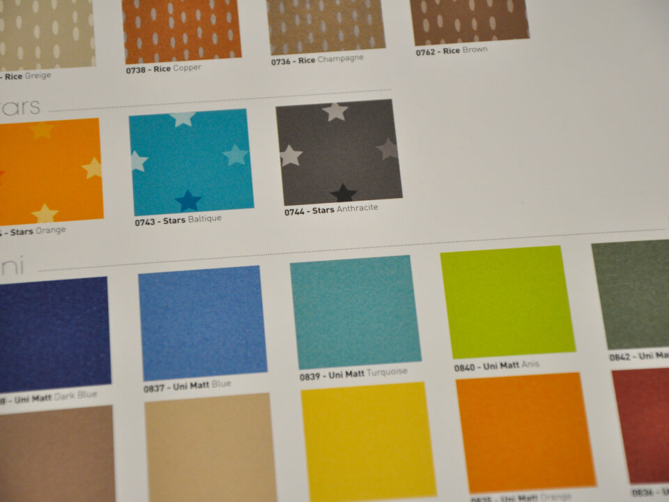 Nuancier personnalisé présentant des échantillons de matériaux pour la décoration et autres applications industrielles.