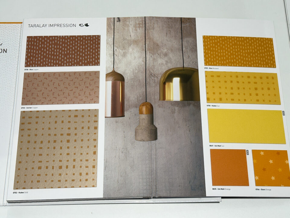 Nuancier de papier peint imprimé, présentant des échantillons de motifs et textures pour la décoration intérieure.