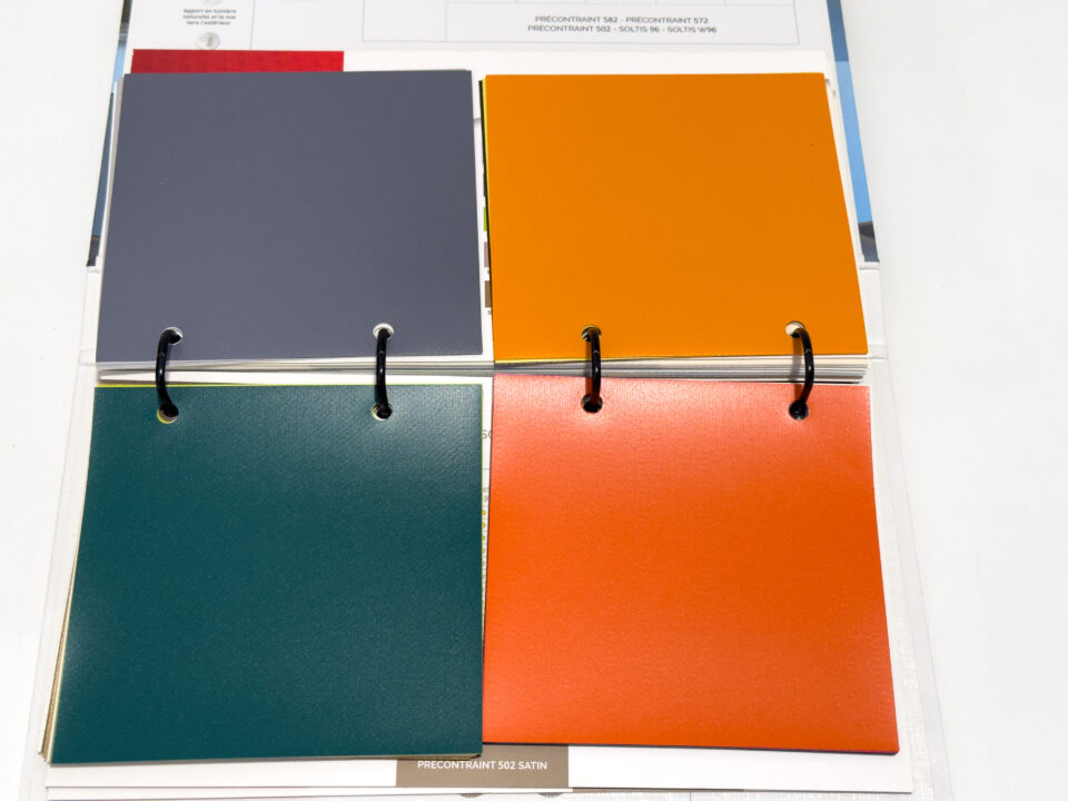 Classeur nuancier avec échantillons de couleurs et matériaux, parfait pour la gestion de projets personnalisés dans différents secteurs.
