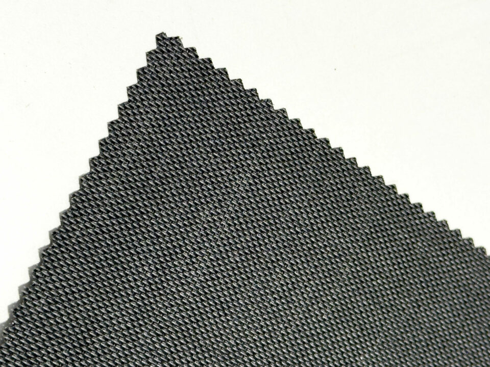 Découpe crantée sur mesure pour divers matériaux, idéale pour des applications industrielles, textiles et maroquinerie.