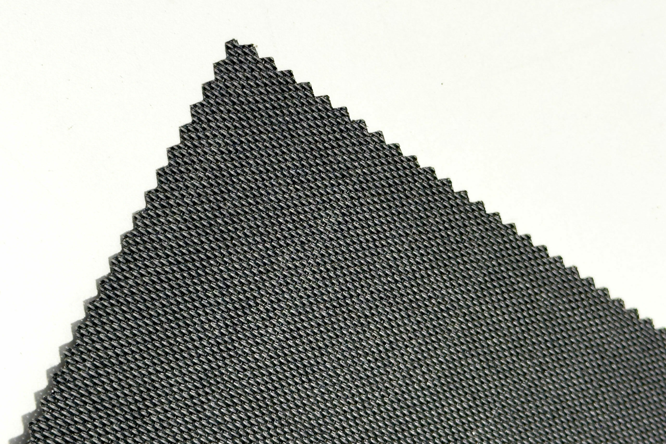 Découpe crantée sur mesure pour divers matériaux, idéale pour des applications industrielles, textiles et maroquinerie.