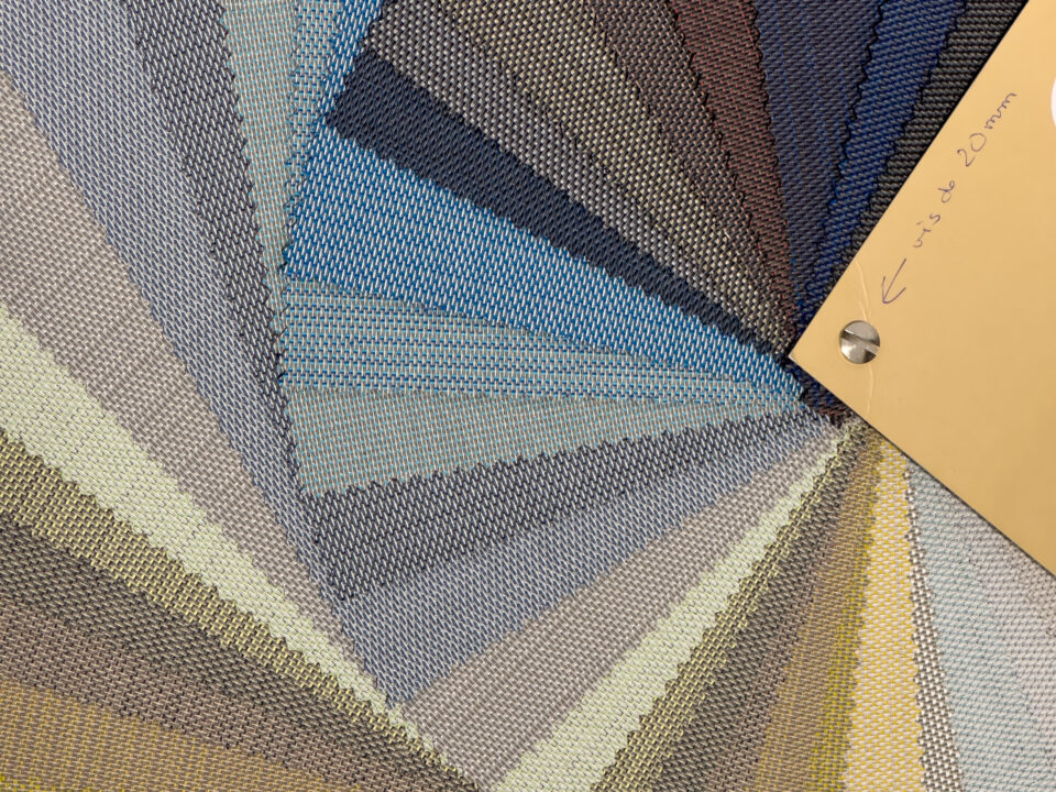 Nuancier textile toile technique, présentant des échantillons de tissus pour applications industrielles et projets techniques.