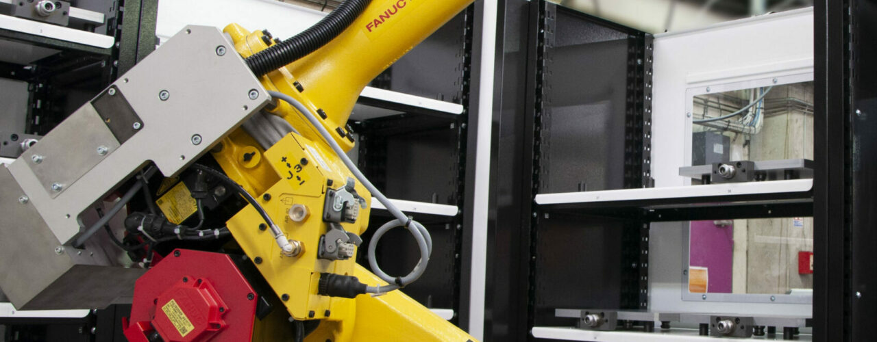 Cellule d’usinage robotisée en action sur une pièce industrielle pour une production de haute précision.