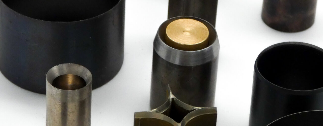 Composants pour découpe d'abrasifs et papier poncé, outils sur-mesure pour des découpes nettes et efficaces.