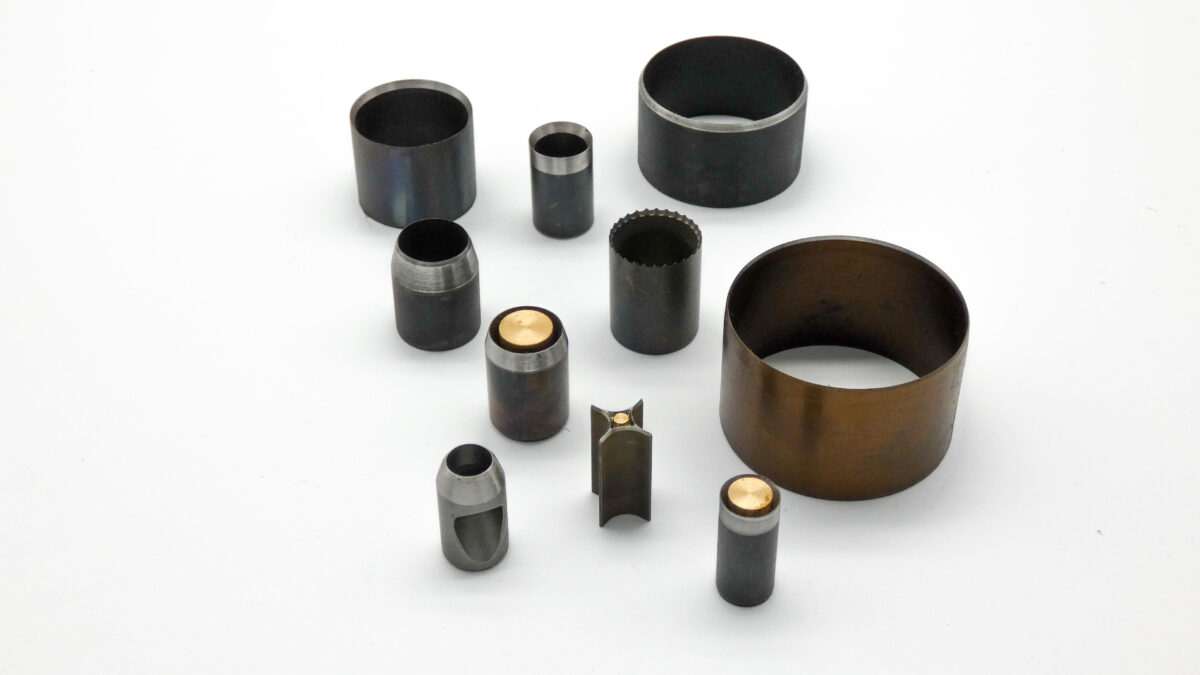 Composants pour découpe d'abrasifs et papier poncé, outils sur-mesure pour des découpes nettes et efficaces.