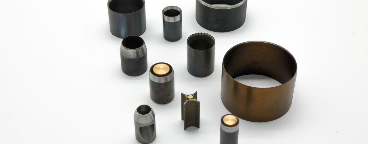 Composants pour découpe d'abrasifs et papier poncé, outils sur-mesure pour des découpes nettes et efficaces.