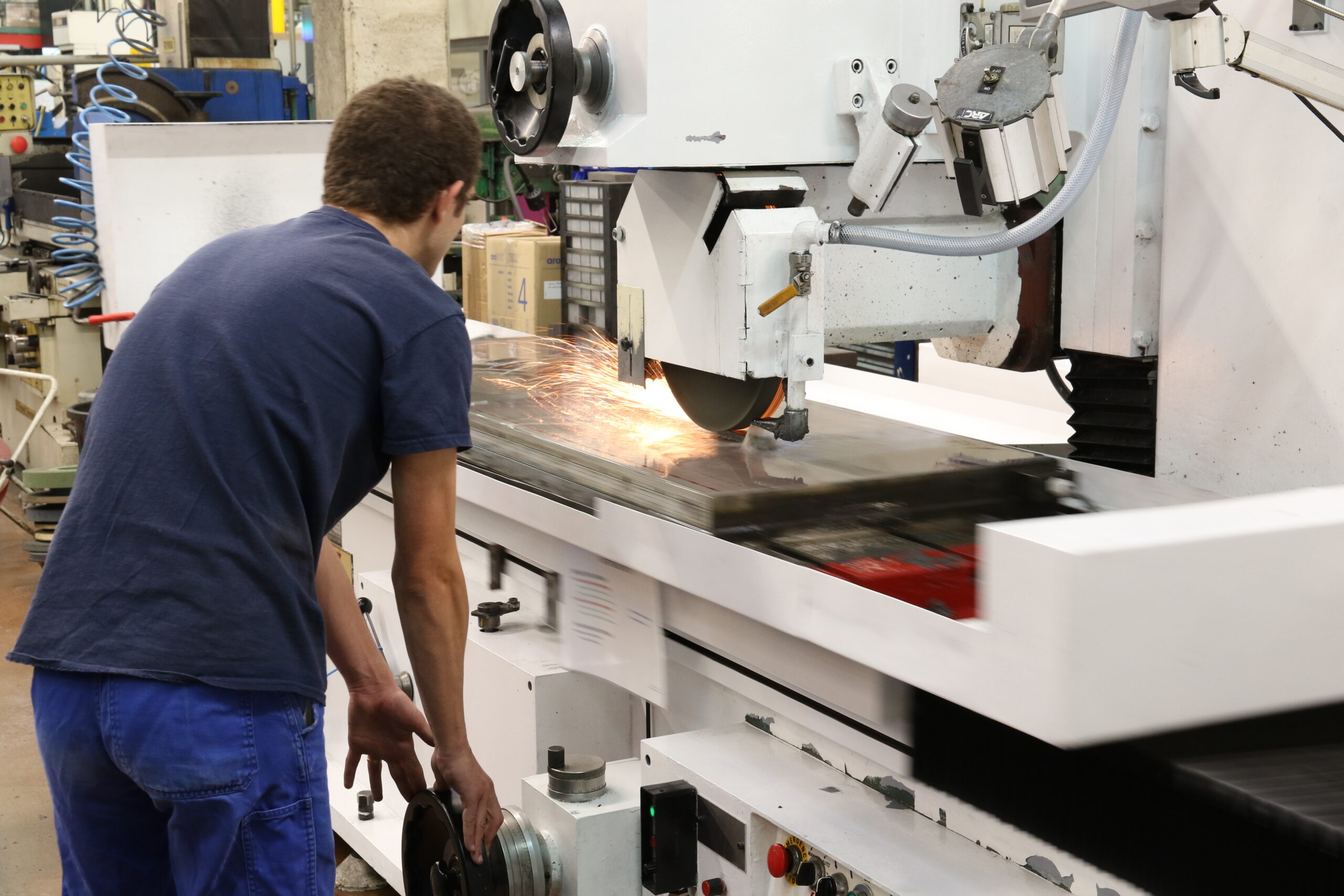 Pièces mécaniques en cours de rectification de précision pour une finition de haute performance.