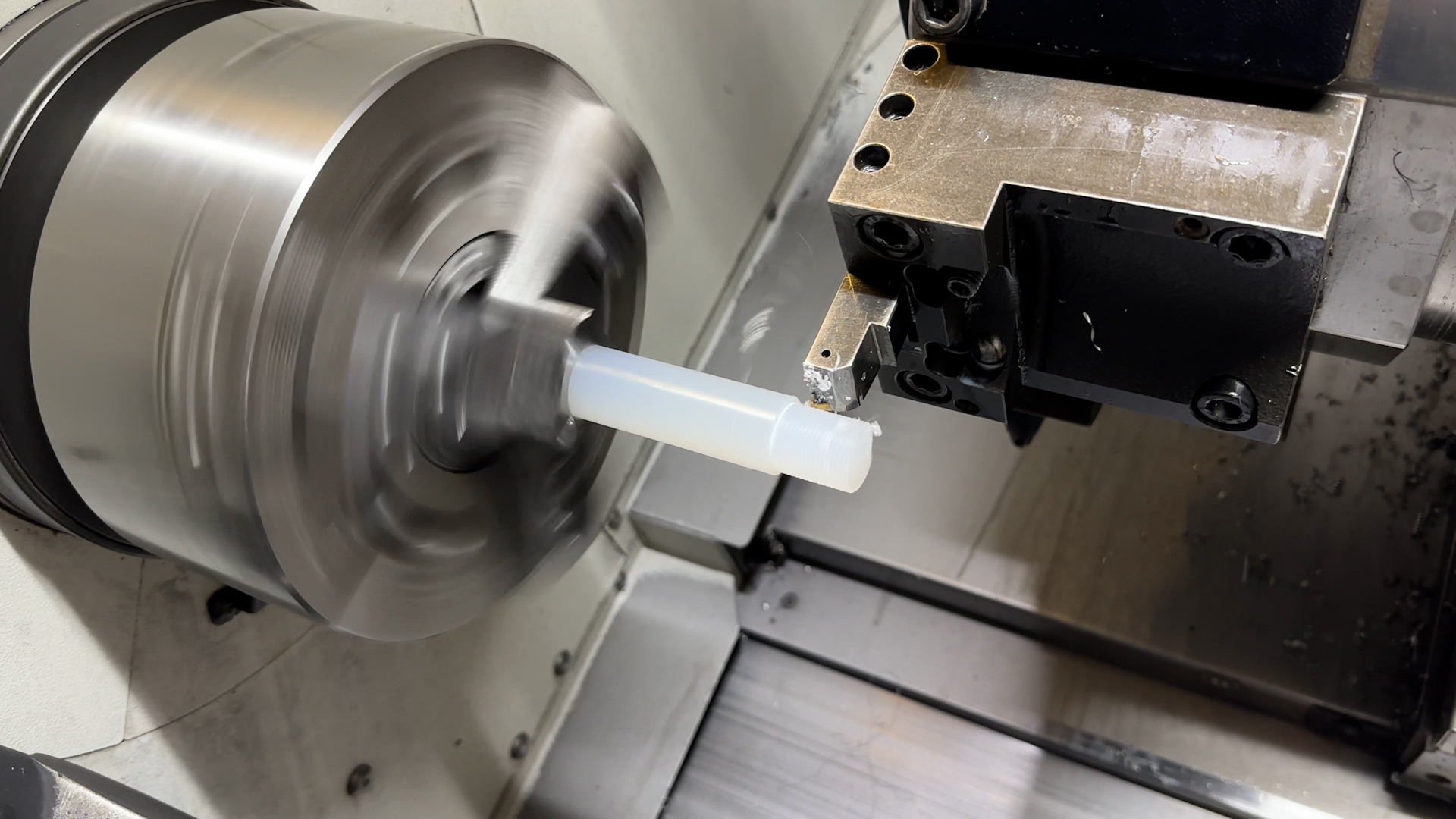 Éprouvettes usinées en aluminium, aciers et plastiques par VTD pour essais et contrôles qualité.