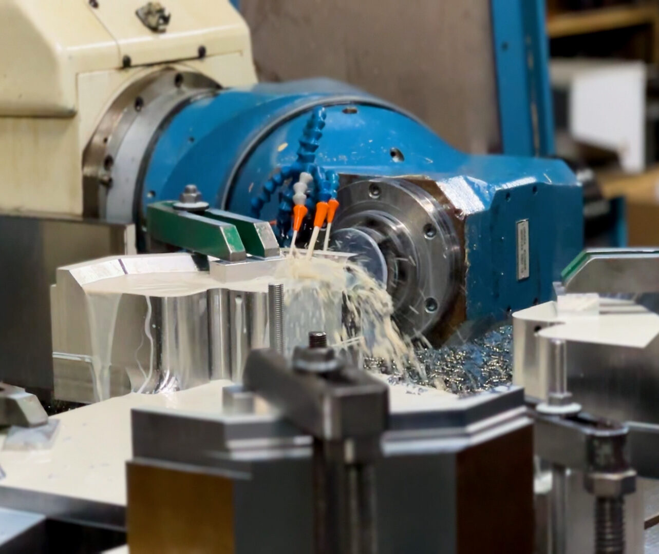 Opérateur sur centre d’usinage fabriquant une pièce destinée à l’aéronautique.