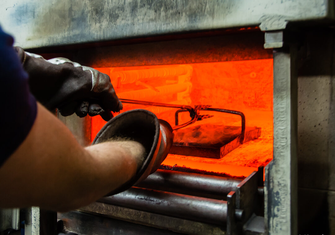 Pièces métalliques en cours de traitement thermique (durcissement, tempérage) pour des applications industrielles de précision.