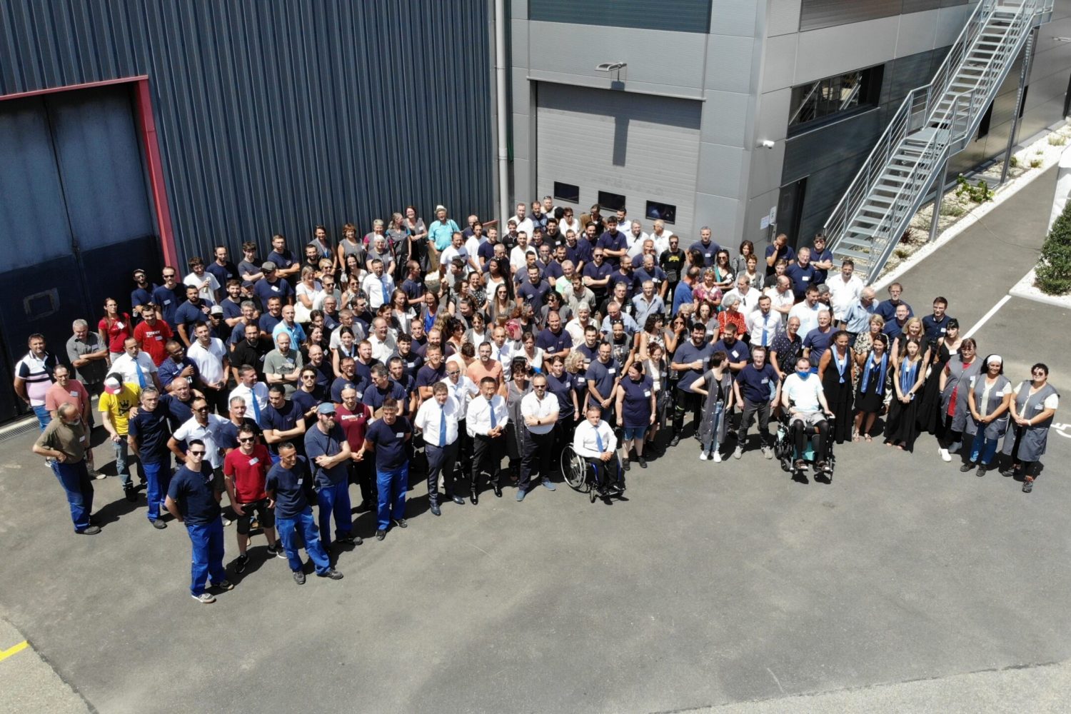 inauguration-veyret-techniques-decoupe-equipe-performance-local-reindustrialisation-rhone-alpes-drome-valence-romans